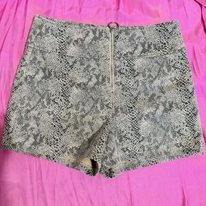 Have LA Women Snakeskin Print Zippered‎ High Rise Chino Shorts Size Small